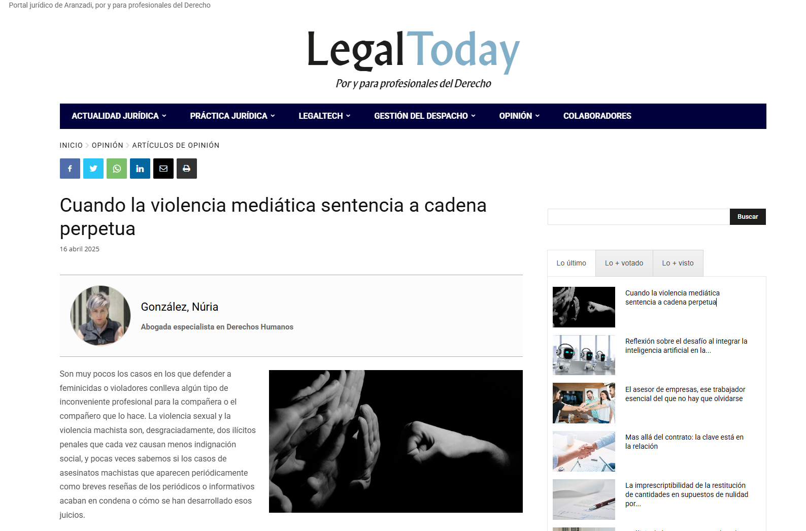 Dos manos entrelazadas en negro y blanco, simbolizando ayuda o apoyo.