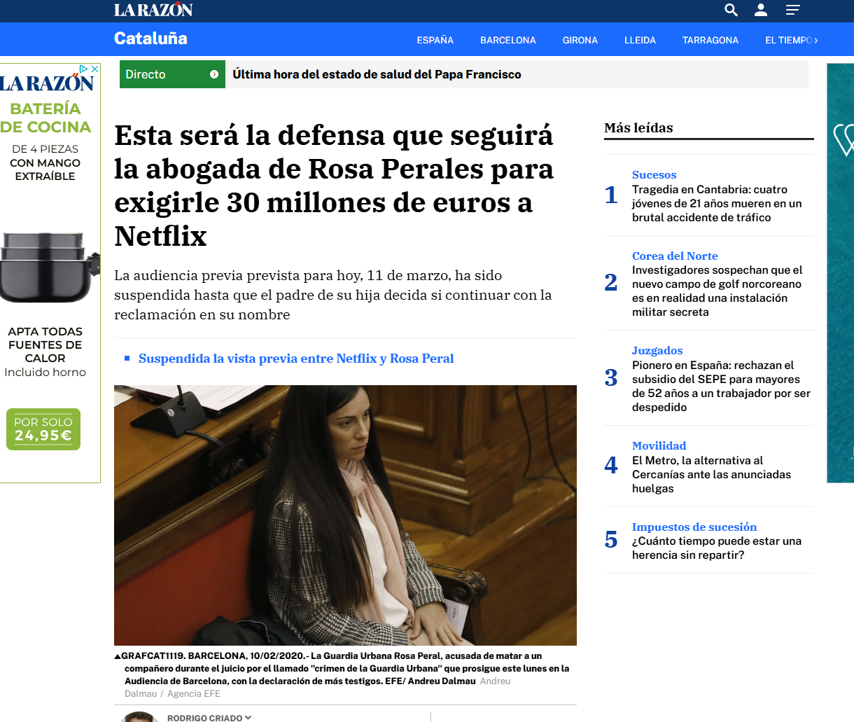 Mujer con cabello largo y oscuro sentada en un banco de madera, vestida con blusa blanca y chaqueta de cuadros en una sala de tribunal.