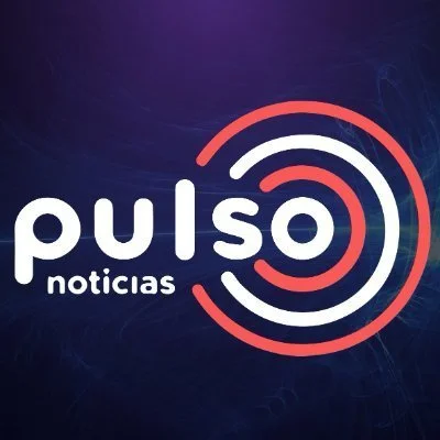 Logotipo de Pulso Noticias con círculos concéntricos en rojo y azul sobre fondo oscuro.