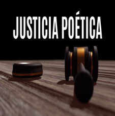 Portada del podcast 'Justicia Poética', un mazo sobre un fondo oscuro con objetos en una superficie de madera