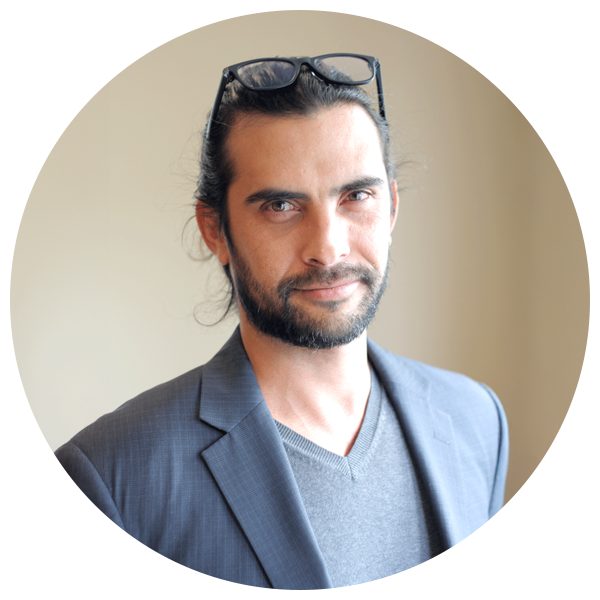 Photo featuring Evid on a photoshoot with his glass up on his head.