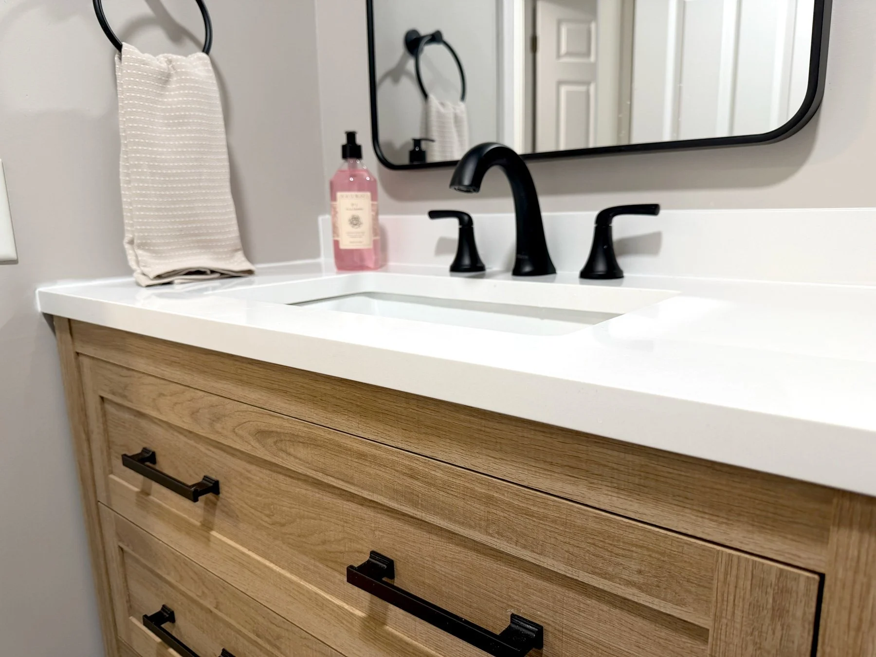35-Burt-first-fl-bath-detail.jpg