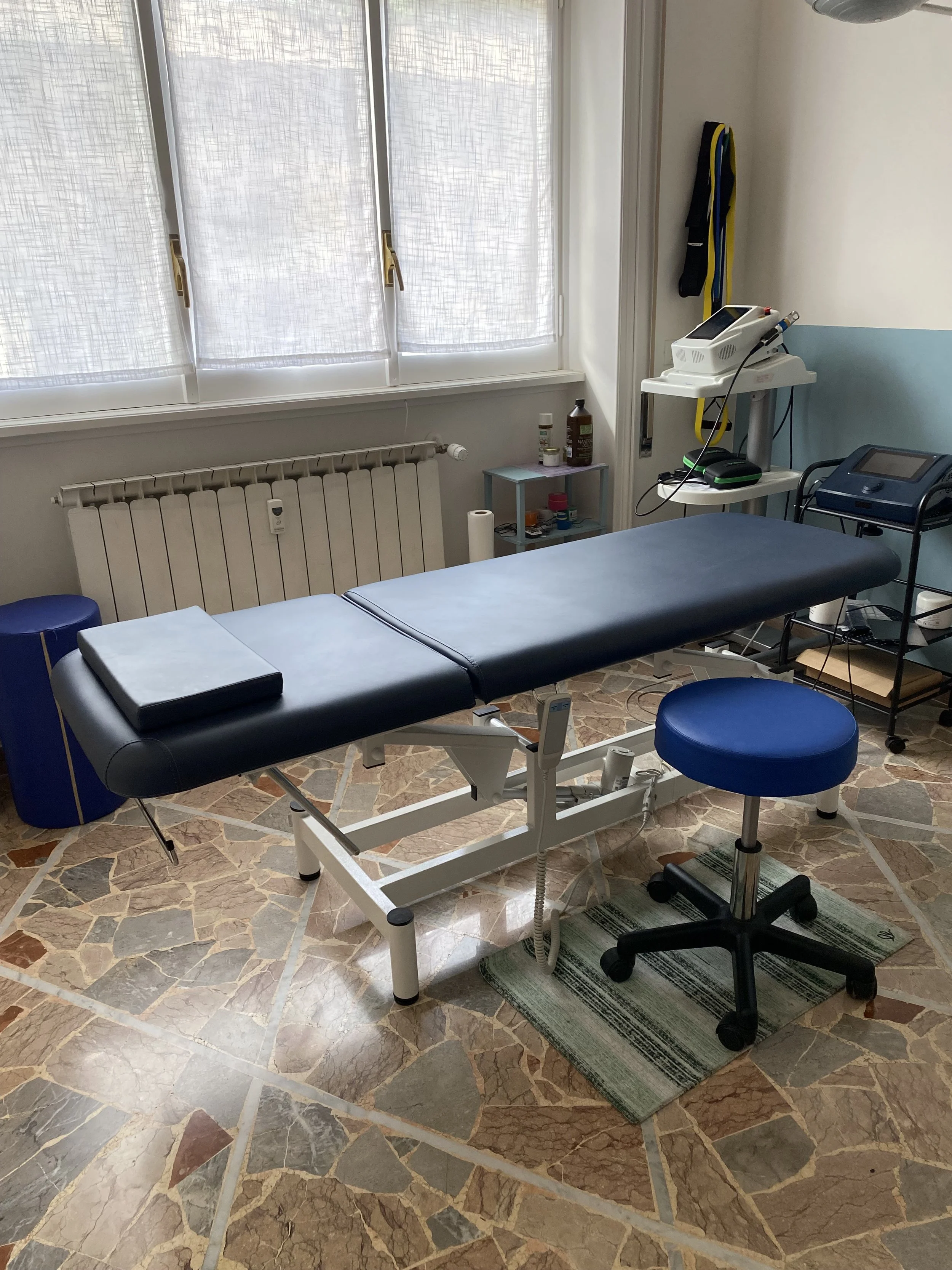 Sala osteopatica ben attrezzata presso lo Studio PROSOPON, ideale per trattamenti di osteopatia e riabilitazione muscolo-scheletrica