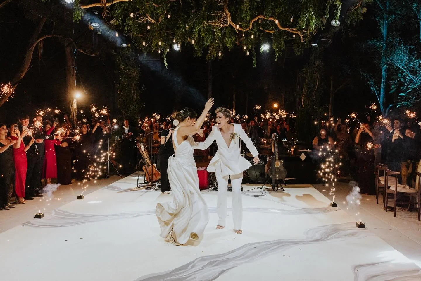 Sentirme parte de&hellip; me permite documentar desde el coraz&oacute;n 🫀✨ 
Fer y Miryam gracias por hacerme sentir  la fotograf&iacute;a a otro nivel🫀✨ 

@gomofer 
@miryamland 
@auraeventos.venue
@oficial.doublea 
@alobaeza