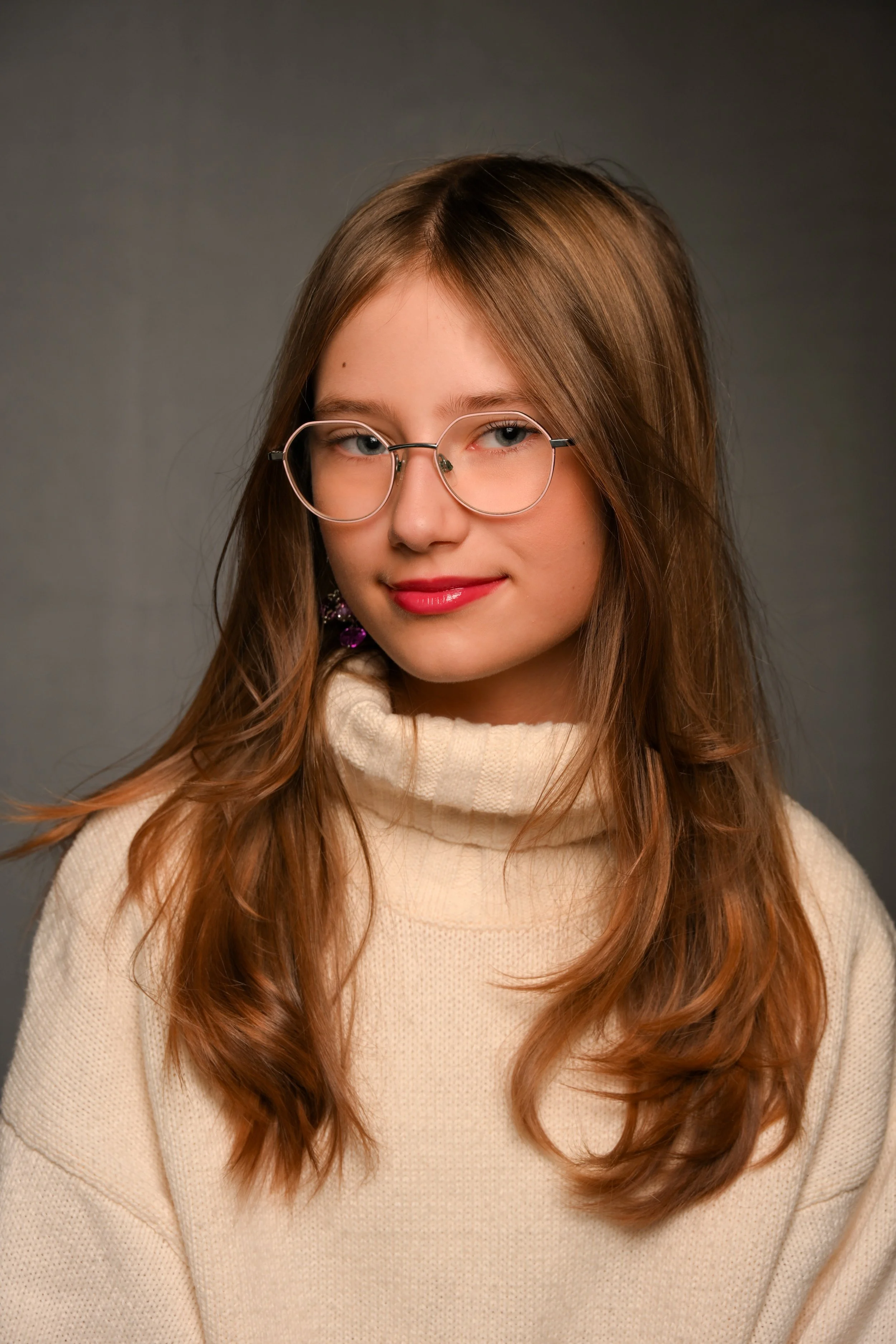 Pitkähiuksinen tyttö poseraa valokuvaajalle studiossa