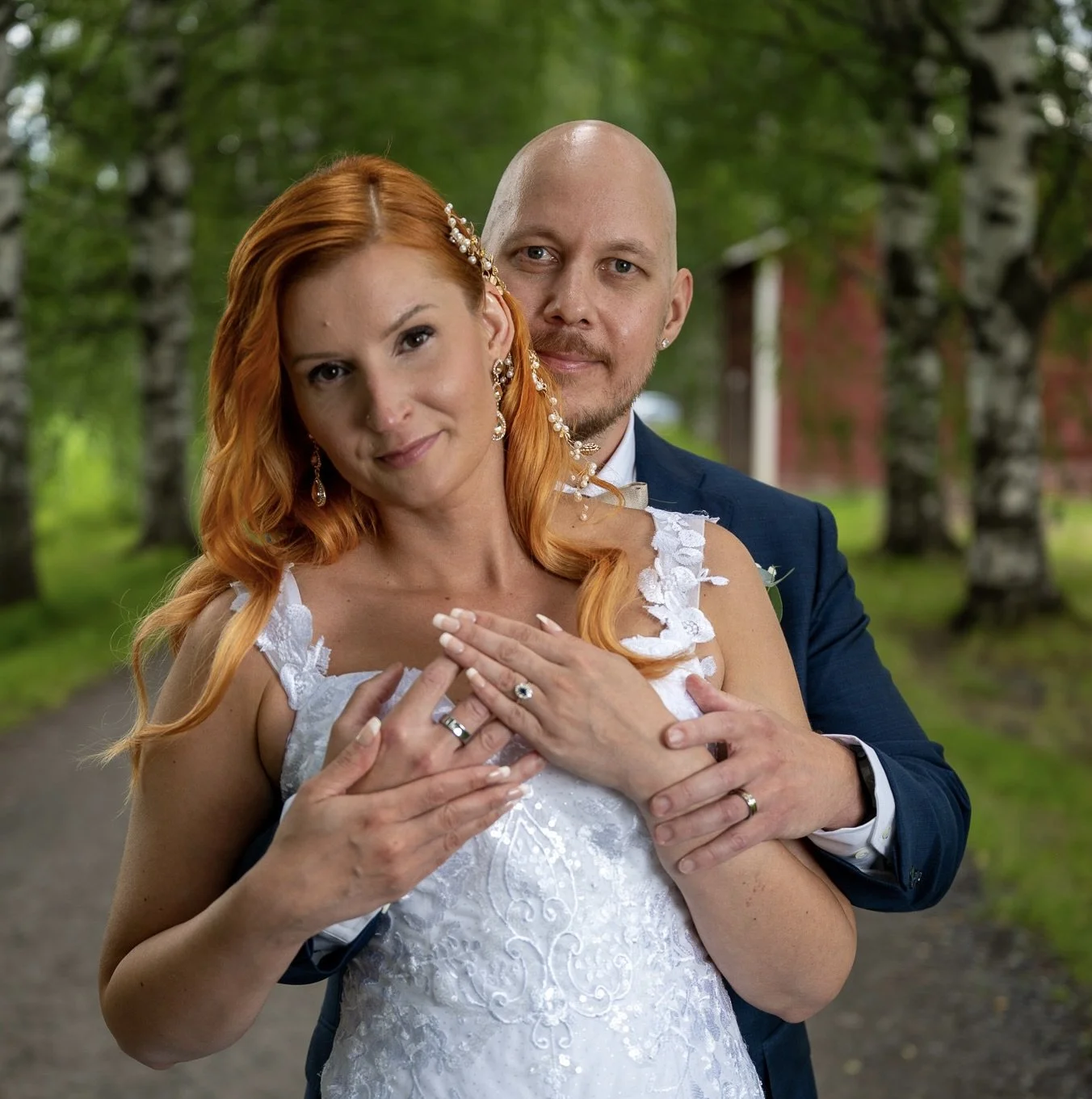 Hääpari esittelee sormuksiaan