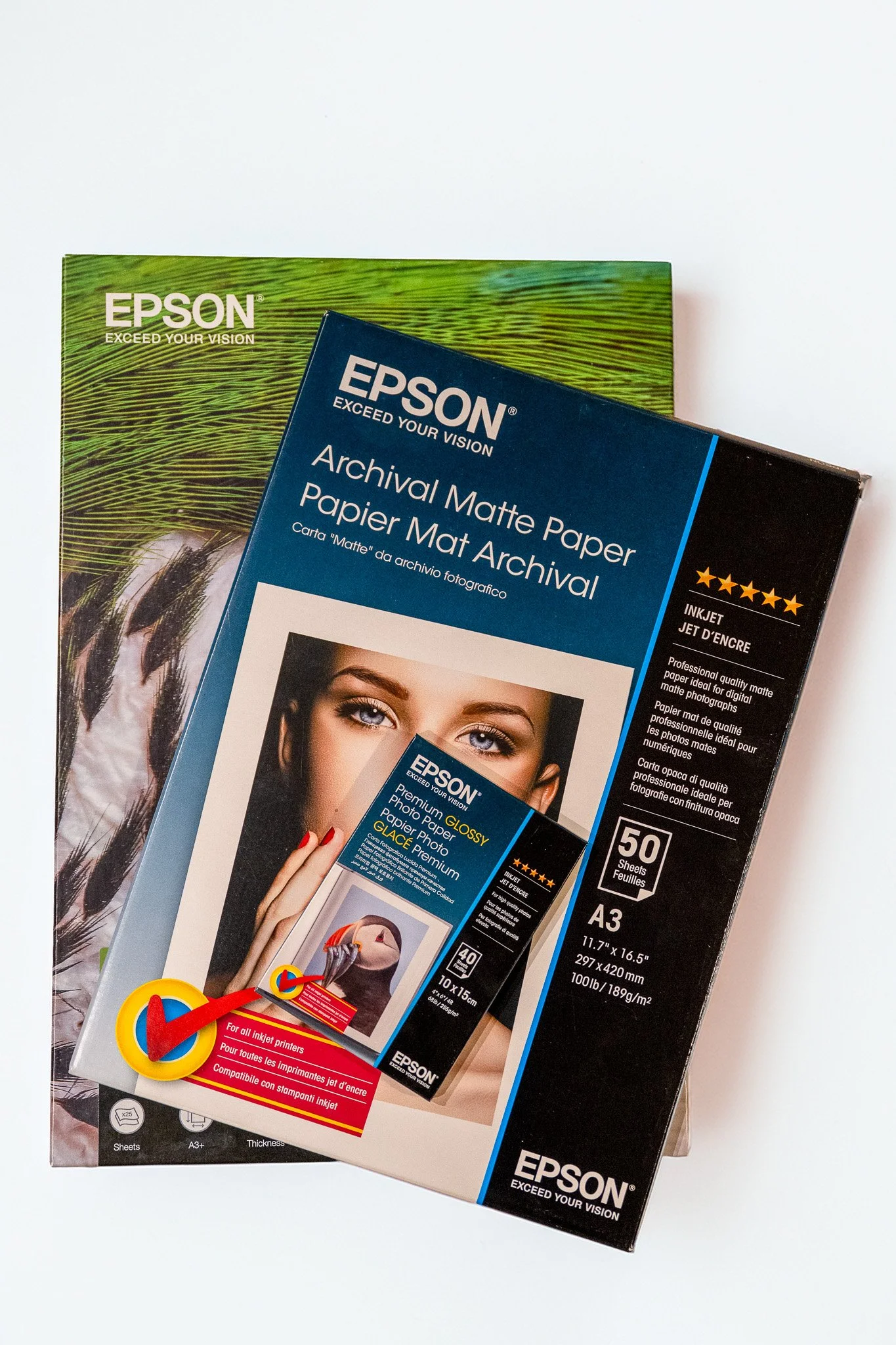 Epsonin arkistopaperin ja valokuvapaperin pakkaukset. Mustavalkoisen arkilomakkeen ja 50 arkin paketti A3-kokoista paperia.