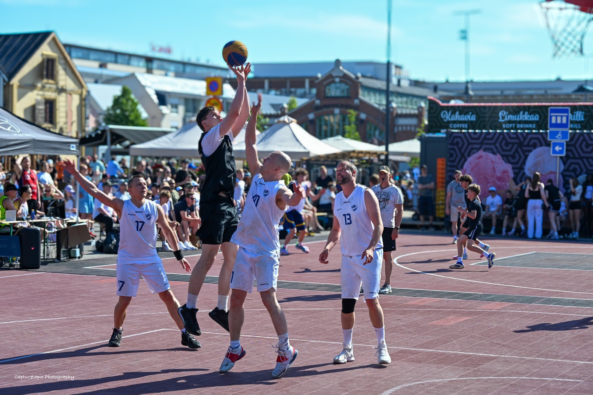 Koripallojoukkue pelaamassa Oulun torilla kesällä