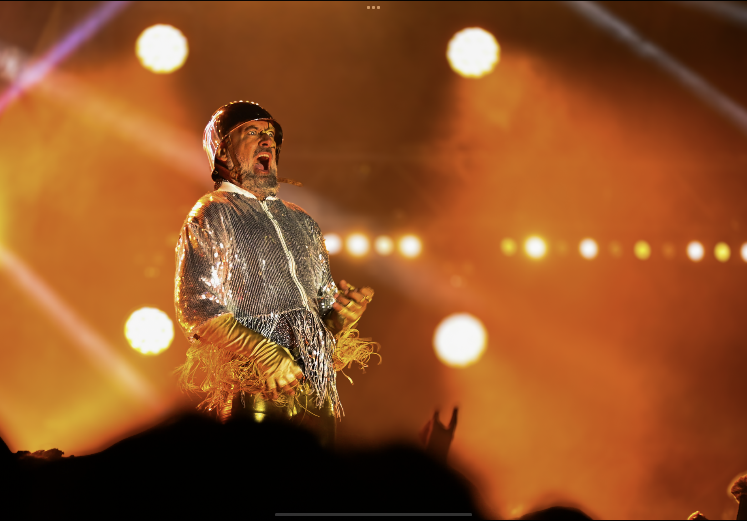 MIes soittamassa ilmakitaraa Oulun Rotuaarilla