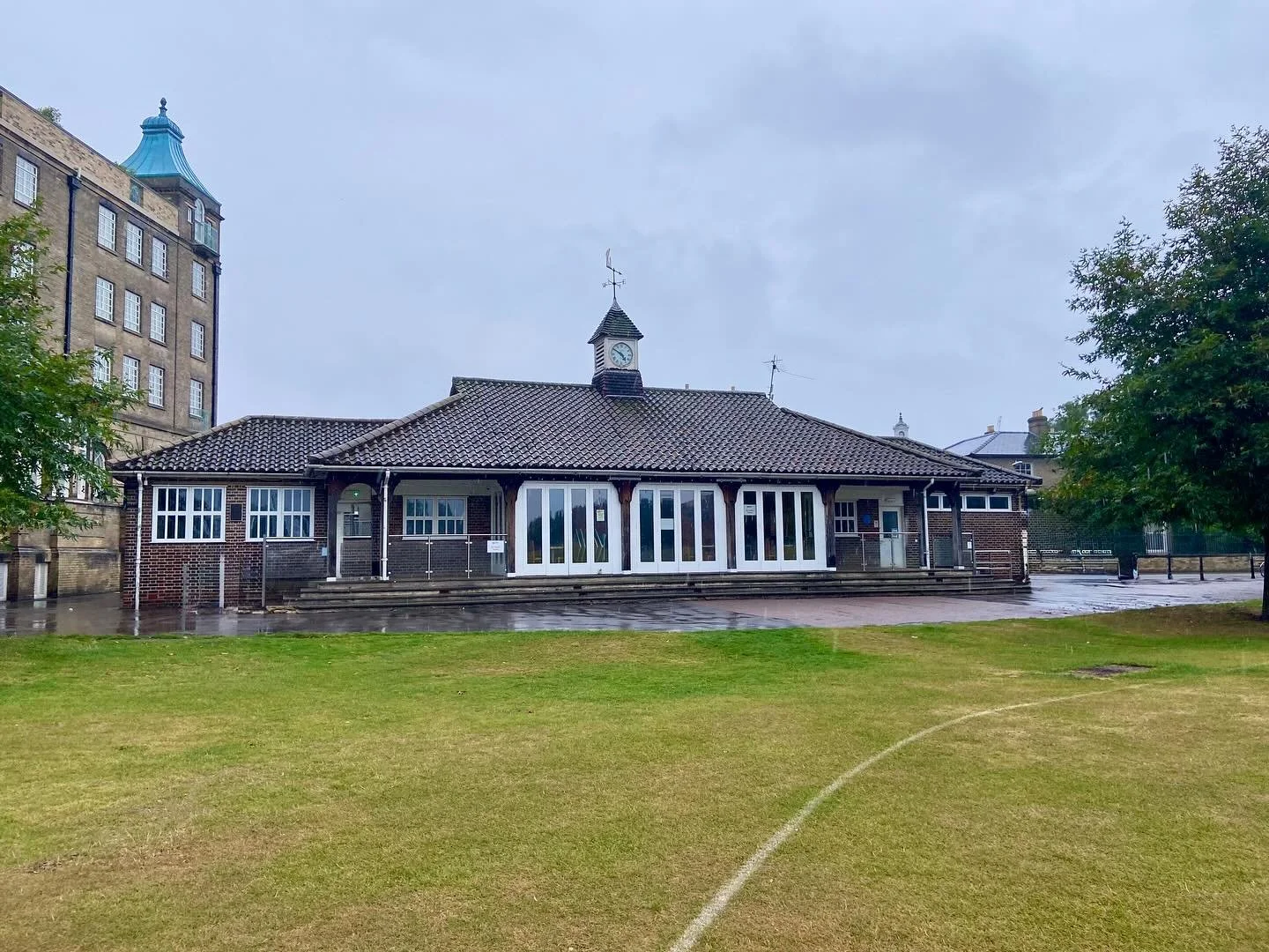 New article on my website: 
My memories of cricket clubs (and football) in Cambridge in the 50&rsquo;s: New Chesterton Institute, Central Old Boys, Cambridge University Press. By Joan Punter.
#CambridgeHistory #CricketHistory #parkerspiece #hobbspavi