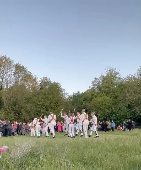 Happy May Day 🌸  #wandlebury #mayday #devilsdykemorrismen #motheranddaughtertime❤️ #morrismen