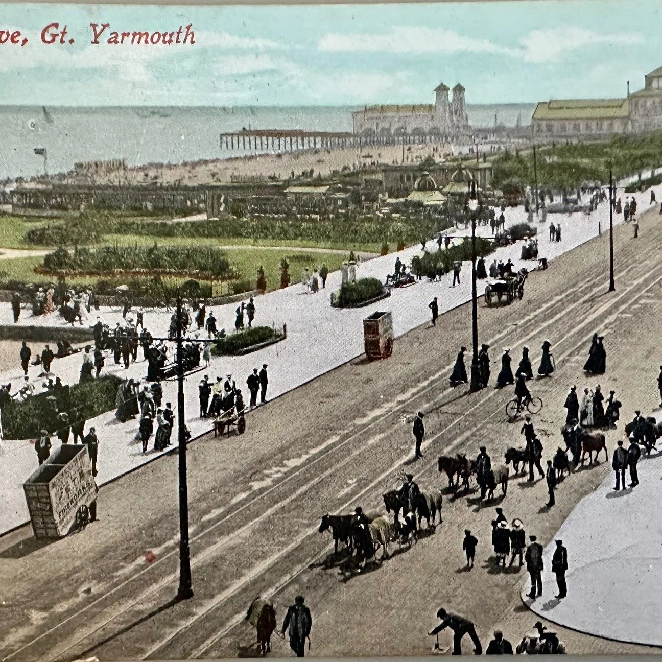Marine Drive Great Yarmouth - old postcard to Cambridge 1911&hellip;Arthur has forgotten his shaving wash&hellip;
See more at my website&hellip;
#greatyarmouth #cambridgehistory #oldpostcards #chesterton #norfolkhistory