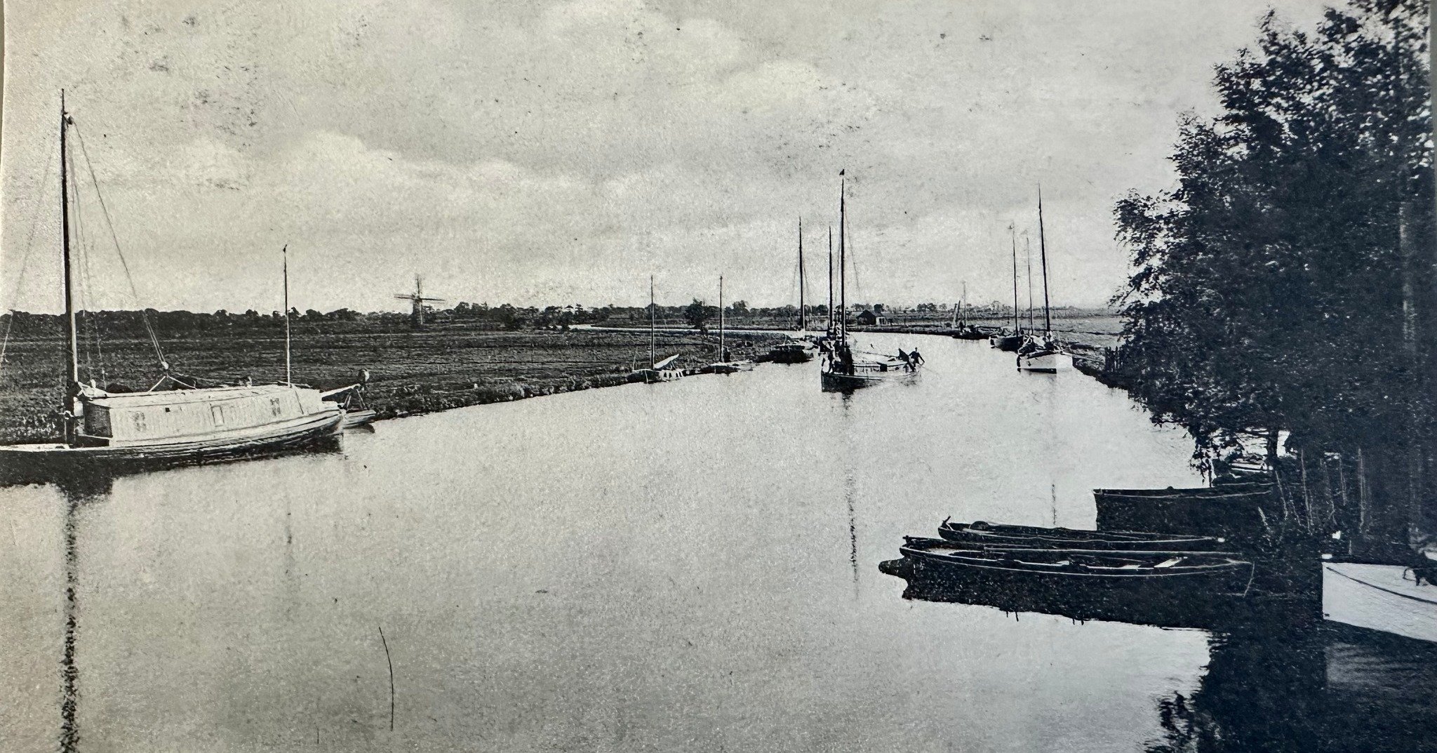 Potter Heigham from the Bridge - old postcard sent to Cambridge 1904&hellip;
See more at my website
#greatyarmouth #cambridgehistory #oldpostcards #chesterton #norfolkhistory