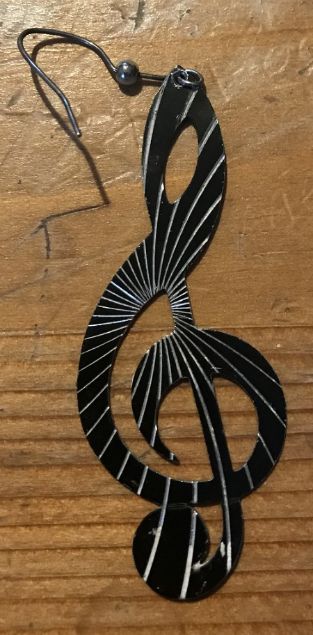 A musical note earring