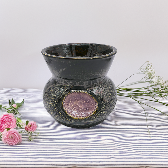 Reverse Emblem Ceramic Vase – Intricate Handcrafted Design