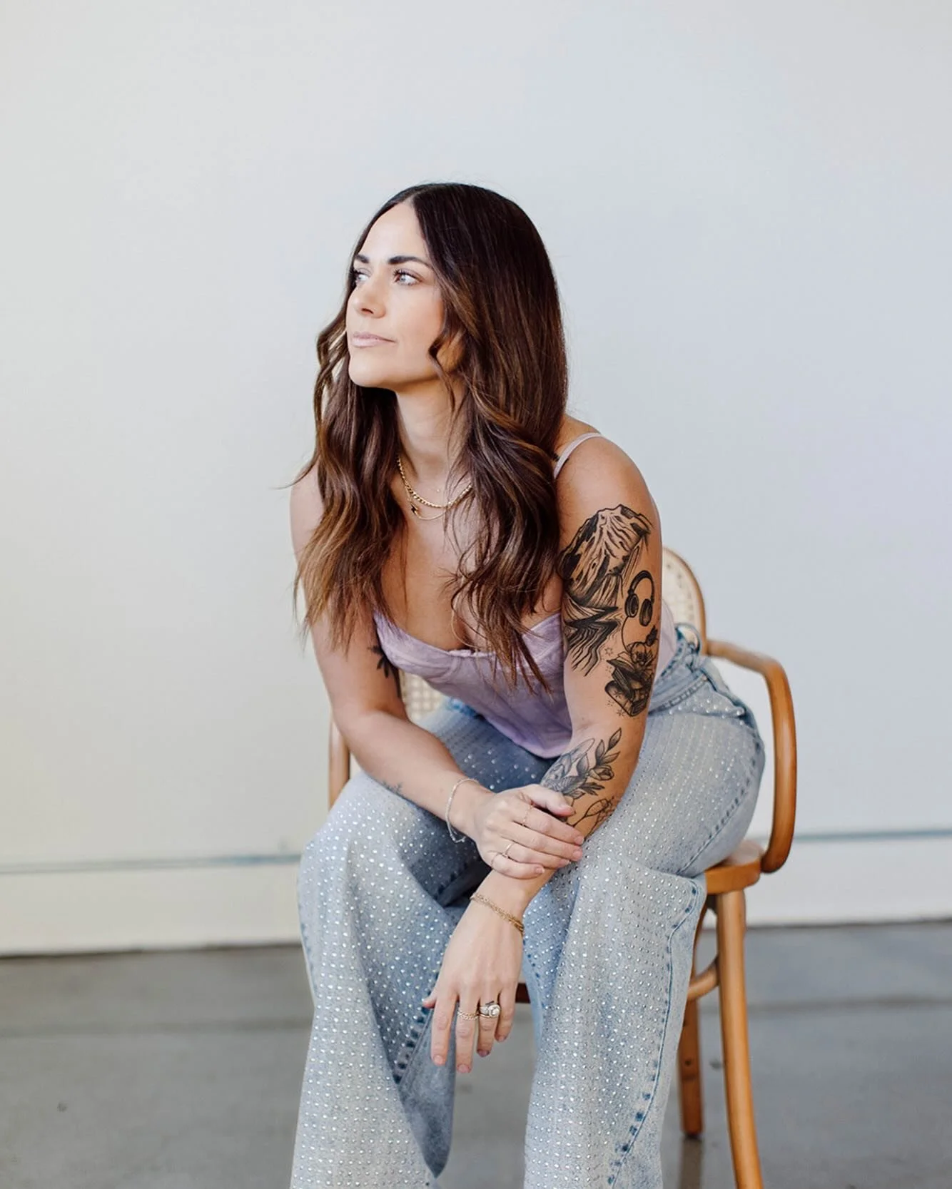 Edgewood TDJ girlie here! 😎 Suz is a wife &amp; Mom of two girlies, Fur mother to a dog and 2 cats.
Spends most her free time lifting, running, listening to an Audiobook.
Enjoys Family time, snowboarding &amp; pickleball. Loves travel and a good cof