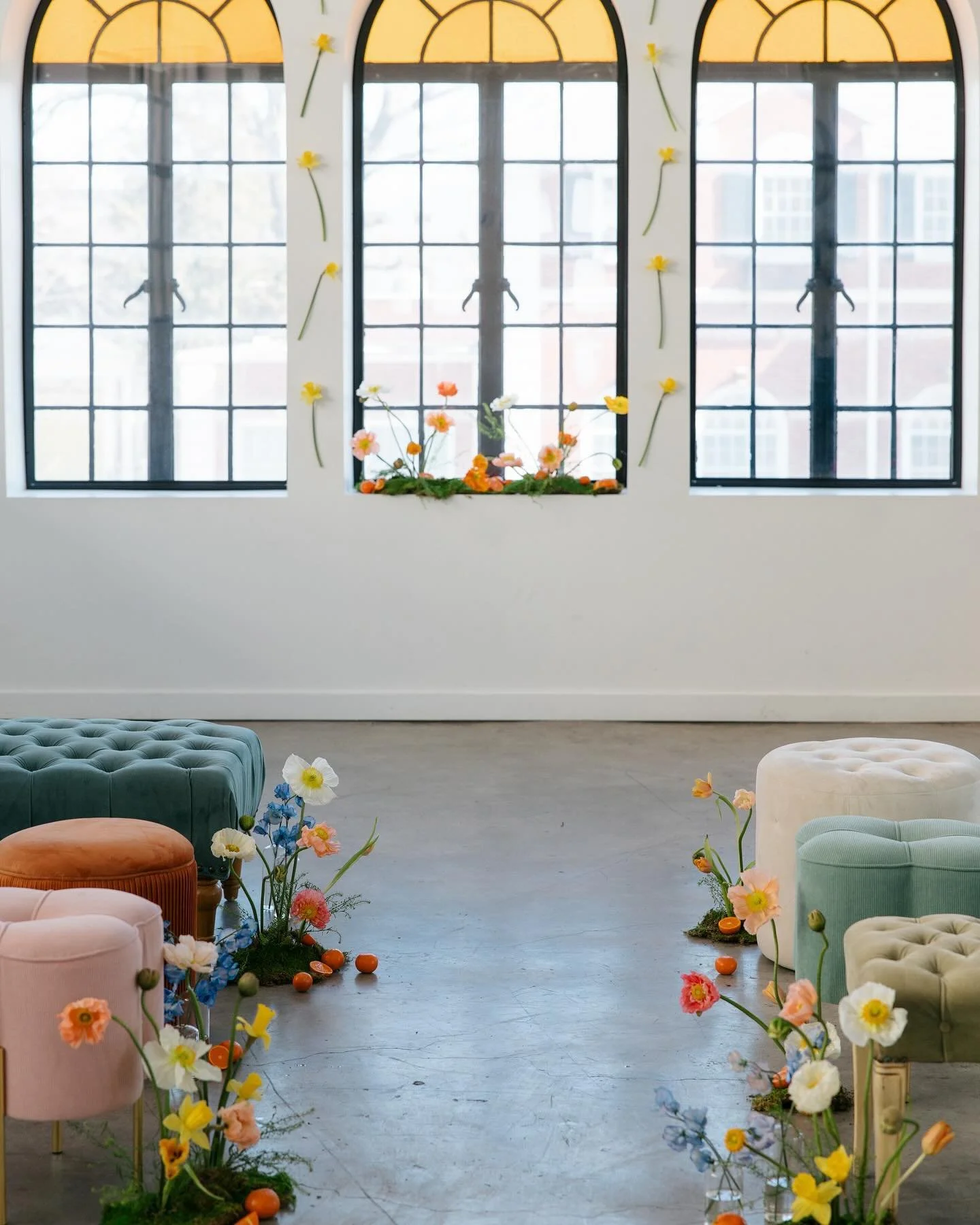 Ceremony seating&mdash;but make it cozy 💫 Yes to soft seating moments we&rsquo;ll never get over!

Venue: @thejulietkc
Photographer: @malloriemcbridephoto
Planner/design: @truelovecoordinatinganddesign 
Floral: @solstice_floral_studio 
Content Creat