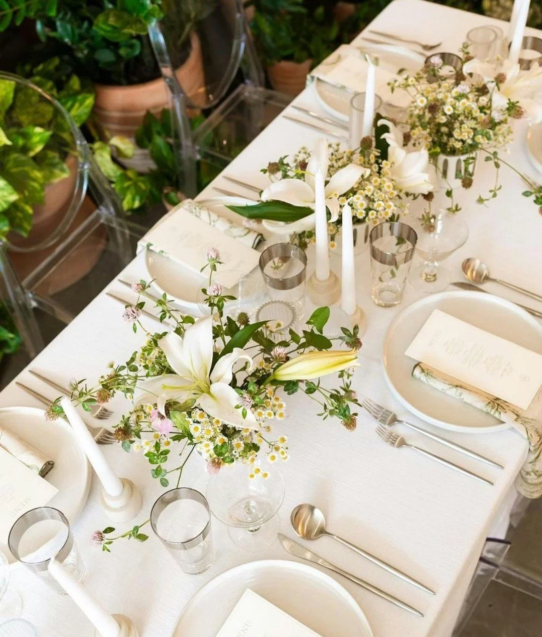 An indoor garden paradise&mdash;brought to the table 🌿 Lush, layered, and full of blooming beauty.

Venue: @paradise.garden.club / @theguildkc
Photo/Design: @kaleyfromkansas
Planning/Design: @truelovecoordinatinganddesign
Floral: @daylightflora
Stat