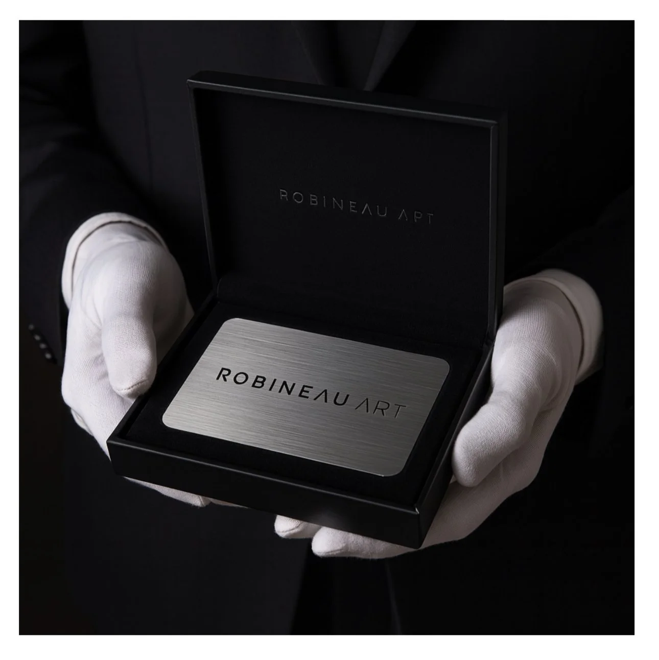 ROBINEAU ART Gallery Collector's membership presentation box , with engraved card , Moscow