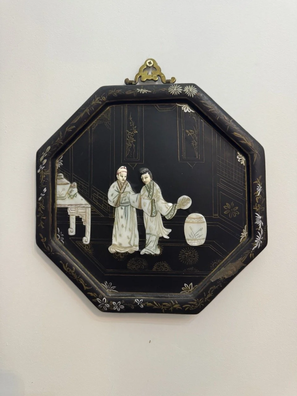 Диаметр 25 см - восьмиугольная форма - Антикварные китайские деревянные панели с перламутровой отделкой - Автор неизвестен, XIX век - 200'000 ₽