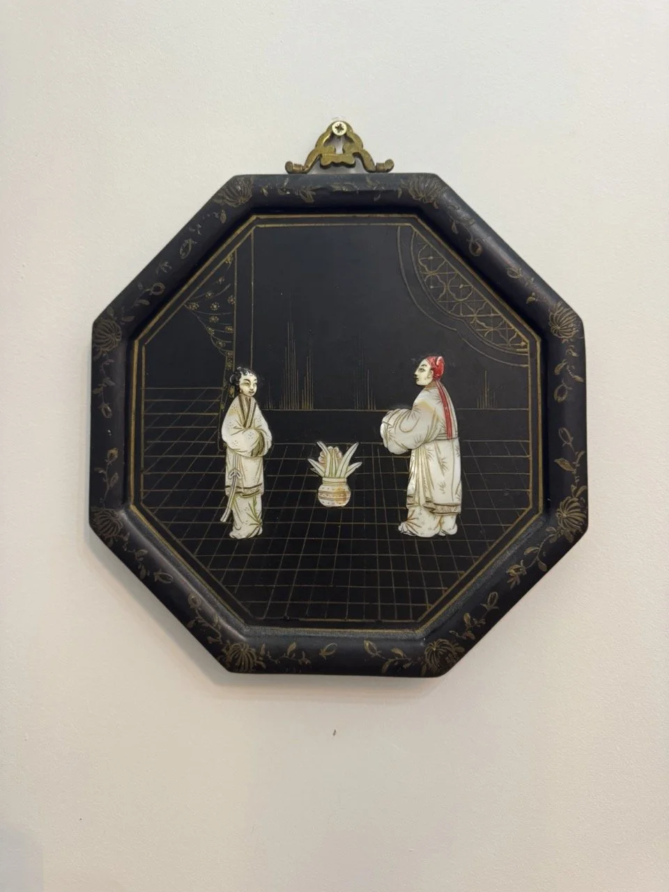 Диаметр 25 см - восьмиугольная форма - Антикварные китайские деревянные панели с перламутровой отделкой - Автор неизвестен, XIX век - 200'000 ₽