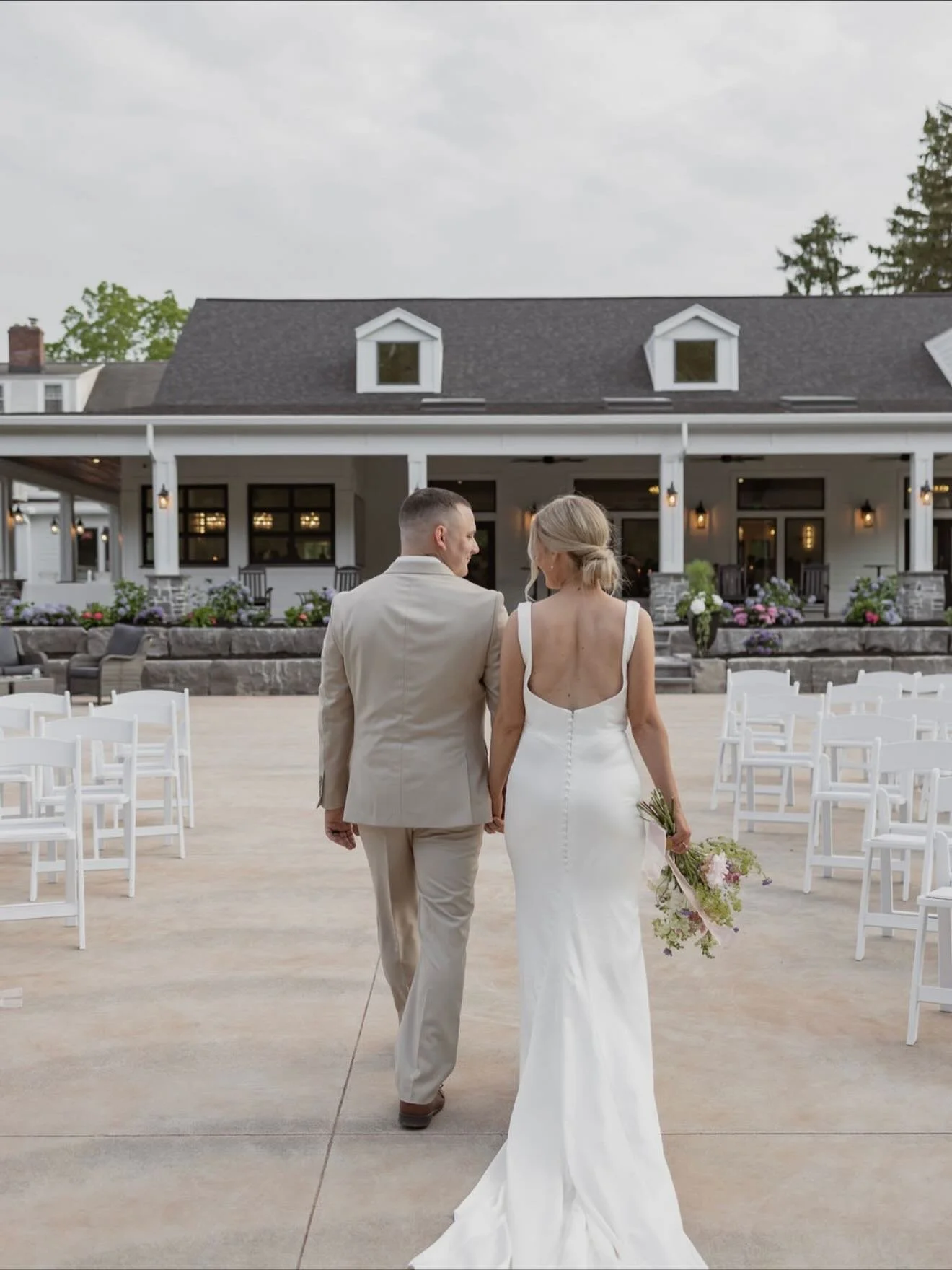 It&rsquo;s nearly December, but we&rsquo;re still thinking about this gorgeous wedding day back in June. Did you have a winter wedding or a summer wedding? 🌸❄️ ⤵️

#whitehallmansion #rochesterny #weddingvenue
