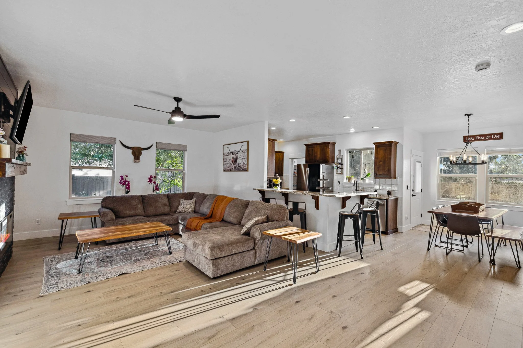 17-Living Room.jpg