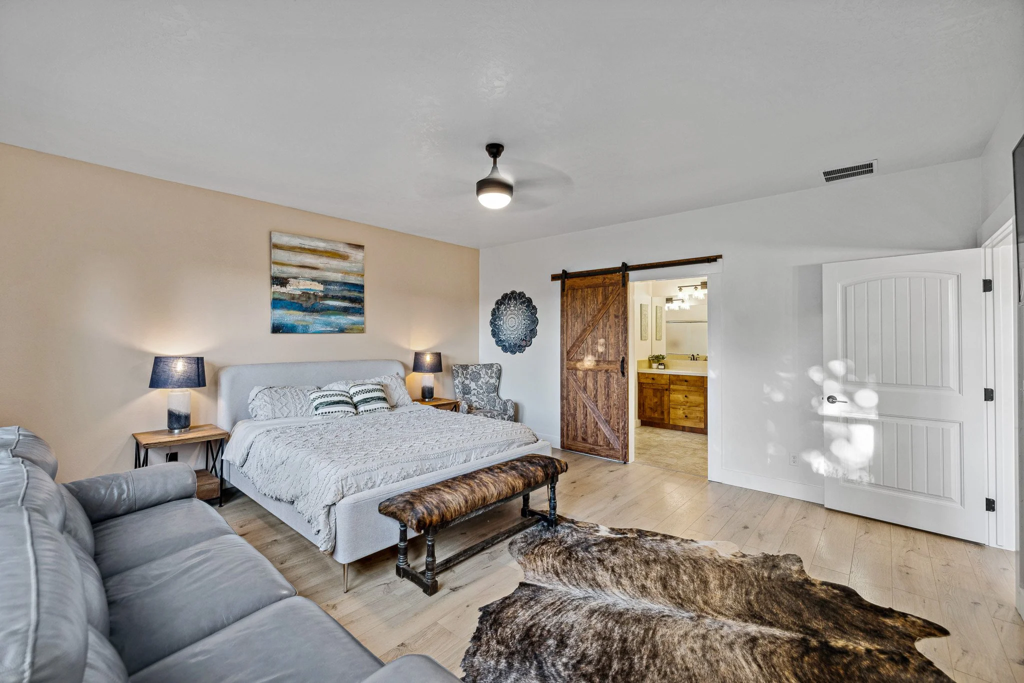 32-Master Bedroom.jpg