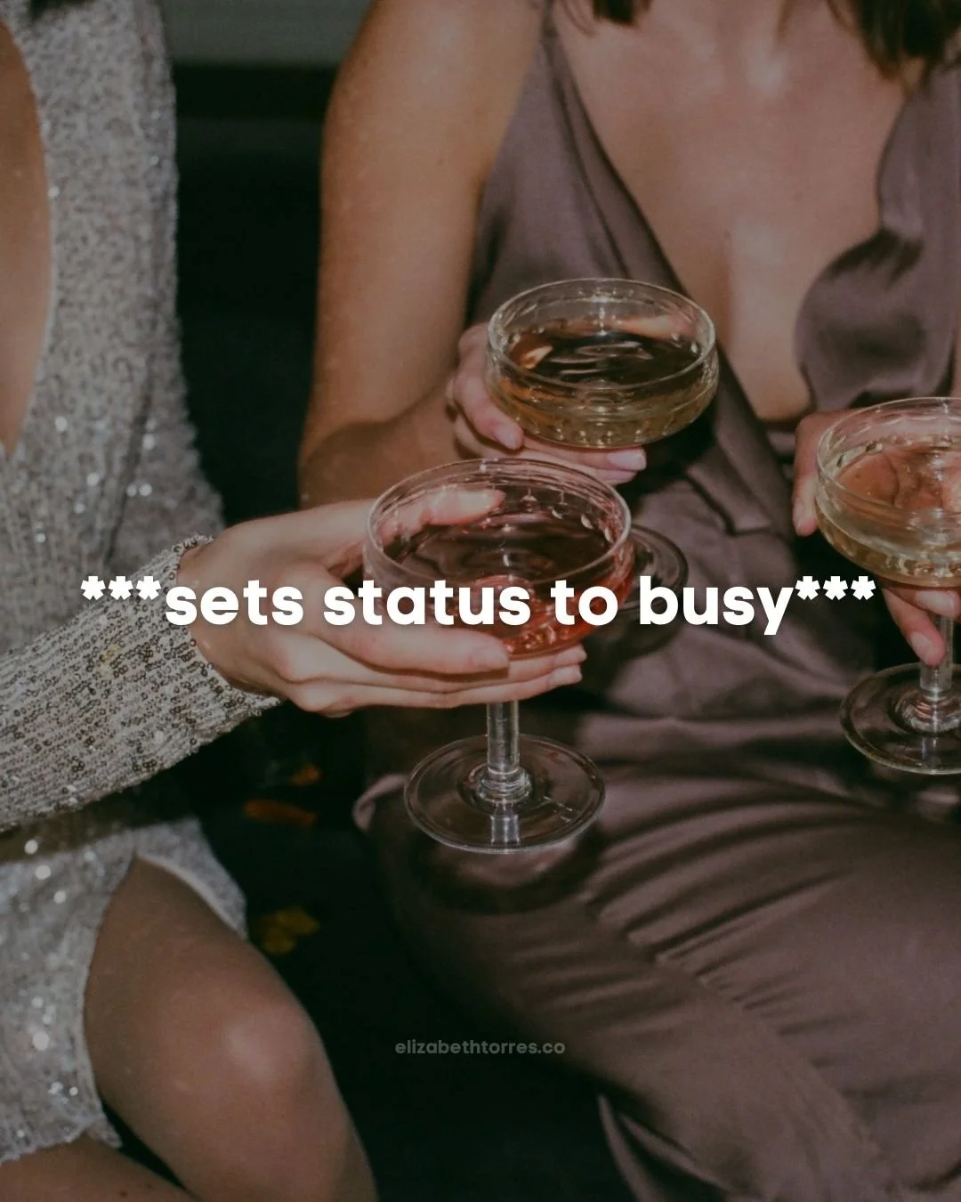 Ok, gente bonita. Lleg&oacute; ese momento:
 
🎄 Tiempo de poner el mood navide&ntilde;o
🥂 Tiempo de celebrar que sobrevivimos este 2025
💻 Y tiempo de hacer pausa sin culpa (s&iacute;, esto tambi&eacute;n es productividad)
 
Todav&iacute;a quedan a