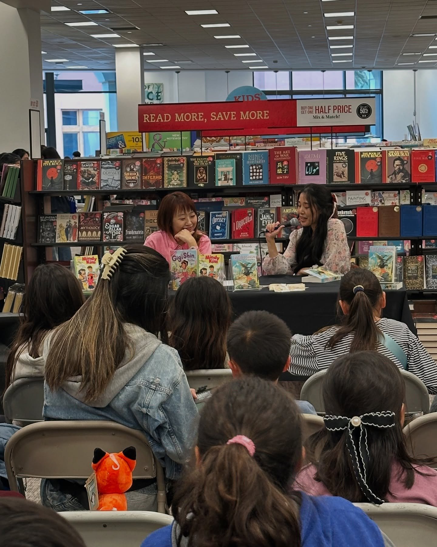 It was a completely full house (we ran out of chairs so some people had to sit on the floor 😭) at @bnirvinespectrum and it was such an amazing way to wrap up the West Coast leg of the Goodbye, Mindy tour!

Special shout outs go to:
- @julieabebooks 
