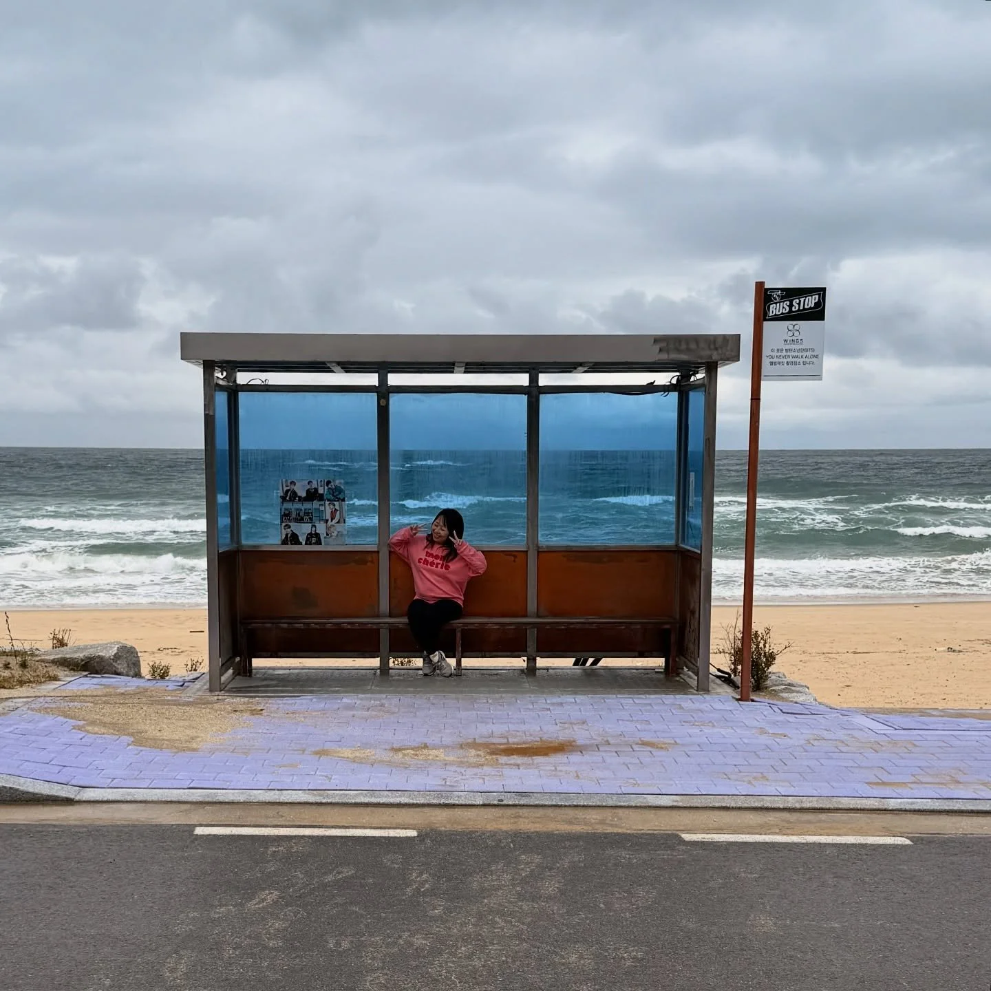 Did so much during this trip back home but this moment warranted its own separate post. š„°š I found out about this iconic bus stop back in 2020-2021 when I was writing #flipthescriptyabook , my second YA romance book.
At the time, I wrote the scene