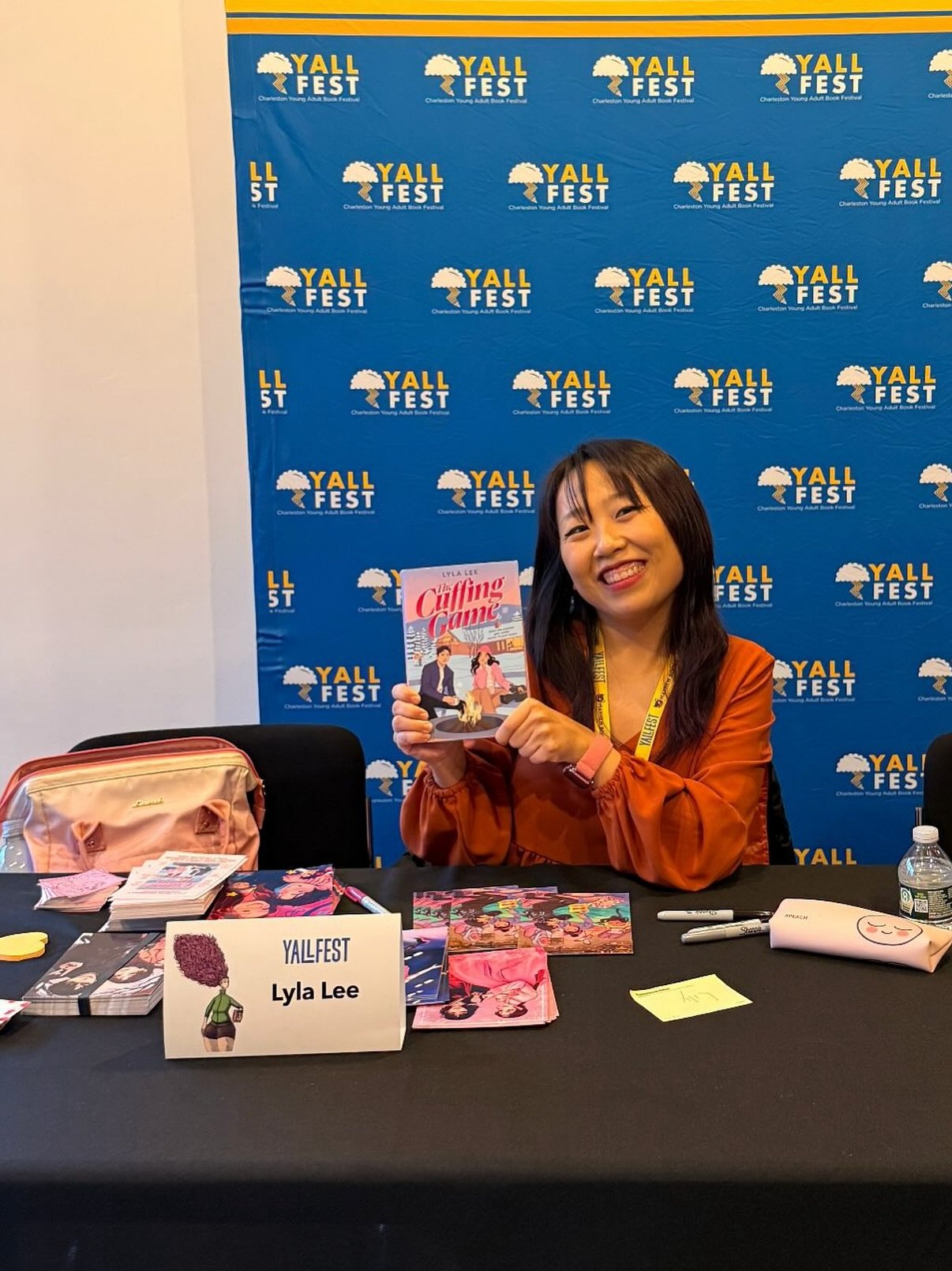 A chaotic, out of order round-up of my first @yallfest ! 🫶

Some highlights:
-this one reader (unpictured cuz she looked pretty young) who said she and her mom drove for four hours to come see me and other authors 🥹😭💖

-finally meeting @pagepowar