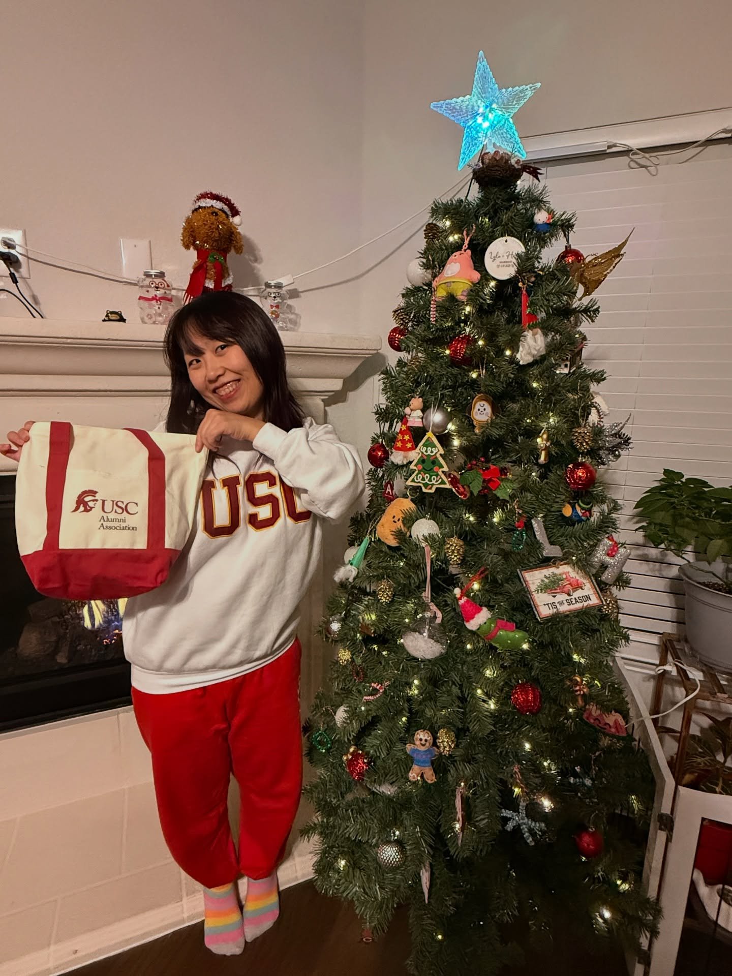 Christmas came early this year thanks to @uscalumni and @uscfb 🥰✌️ Thank you especially to @uscalumnidallas for this super cute tote bag with spirit swag! 

Every year I drag H down to @thelondoneraddison to watch the USC vs UCLA game. 🤣 This year 