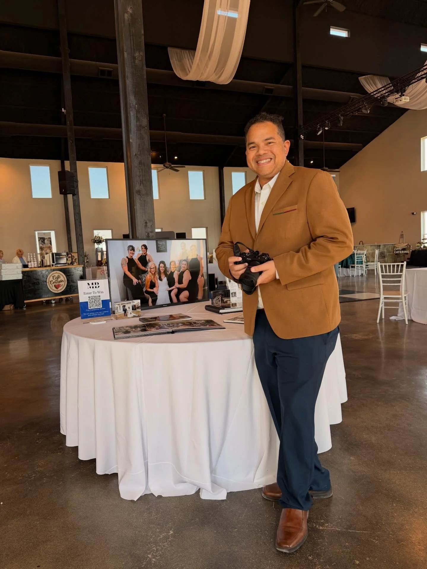 Getting to meet some amazing couples at an amazing venue. I love being apart of the amazing vendor team at @coveredbridgevenue_20 cone to this amazing open house and see what I have in store for you!!
#marvinbluestudios
#coveredbridgevenue 
#weddingp