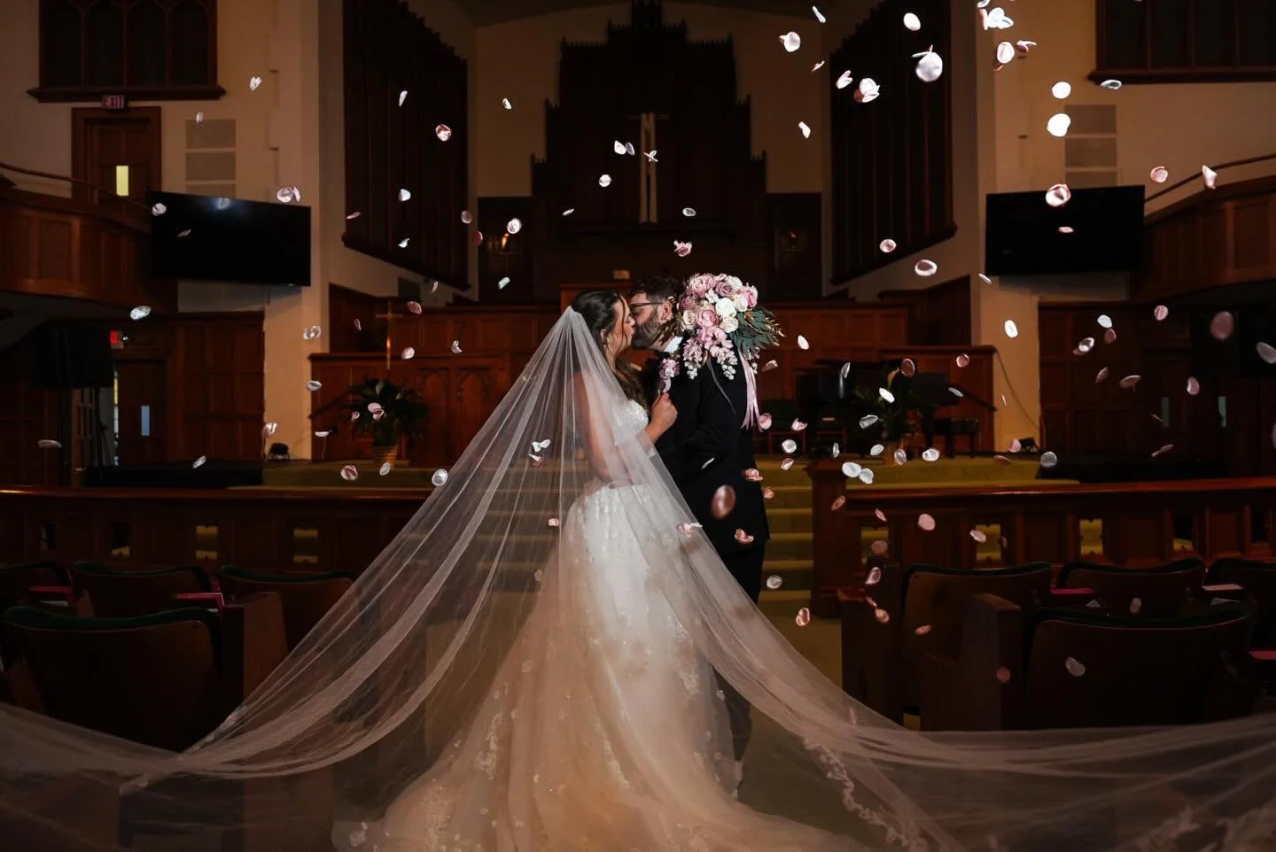 They got lost in each other&hellip; and I took care of the rest.
.
.
.
Couple @austin.w.rushing @britney.nicholas 
Camera @sonyalpha #a7iv
Lens @sigmaphoto #1224mm 
Lighting @geekoto #gt200
Holster @spiderholster 
#wacoweddingphotographer 
#dfwweddin