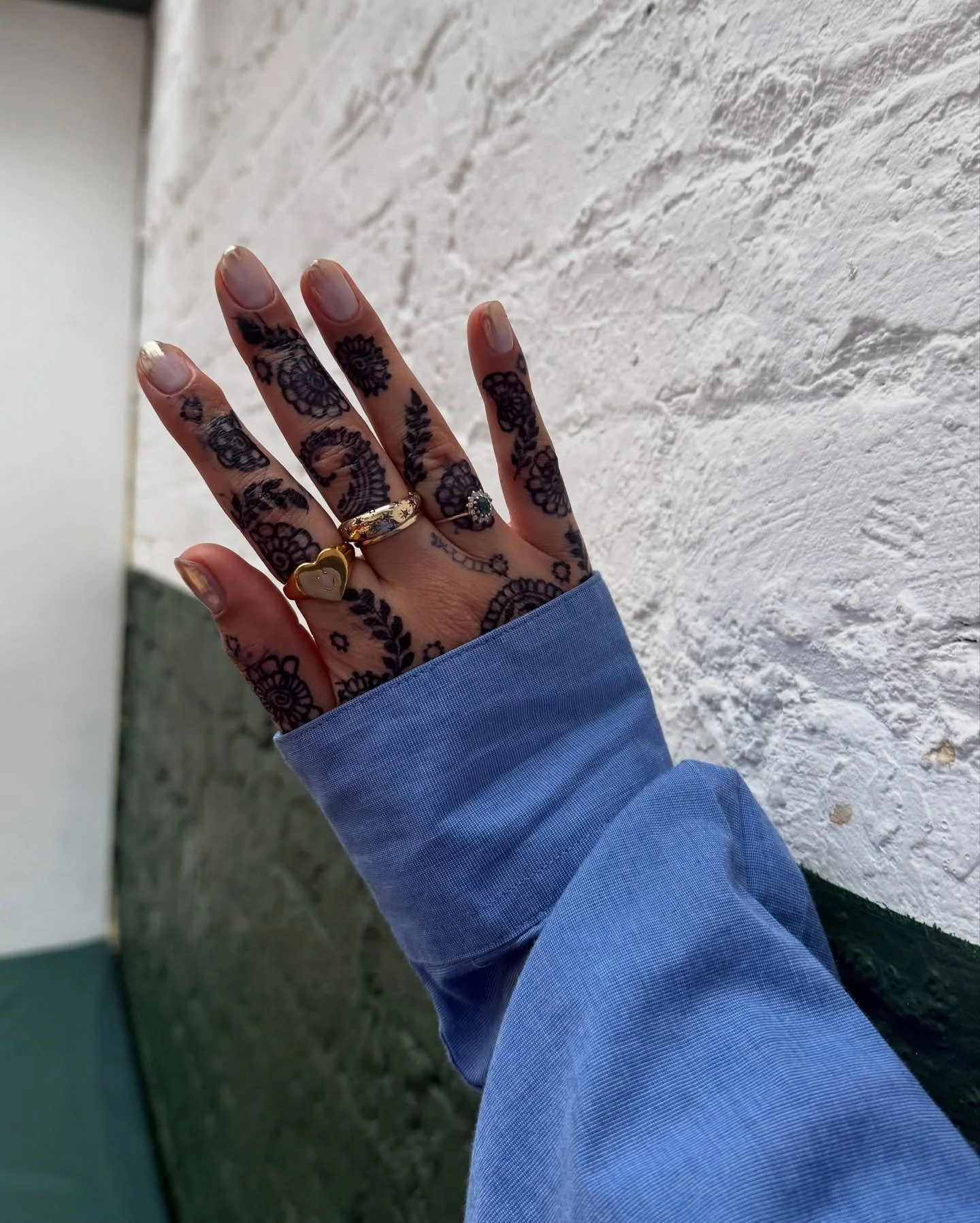 Nothing brings me joy quite like a good henna + nail duo 😍 Nails by me and henna by @pavanhennabar ✨