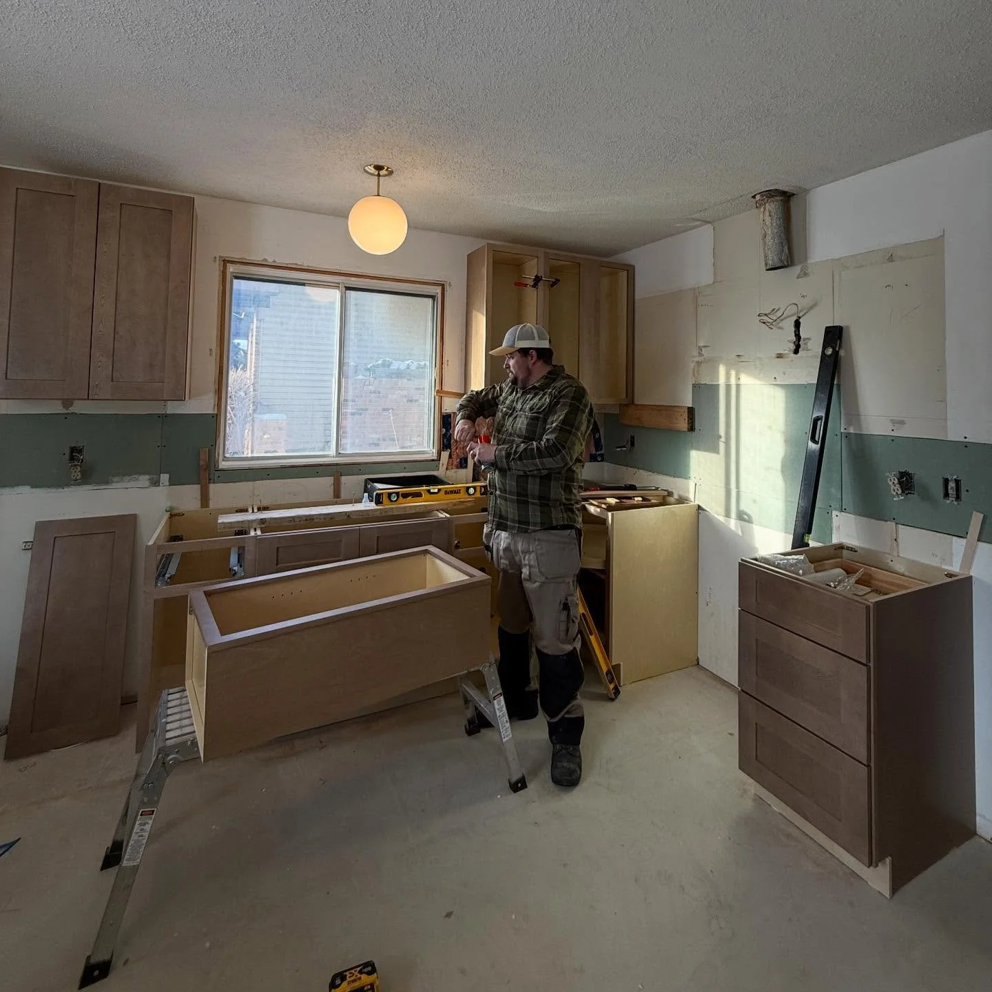 Spring has (sort of) sprung! 🌱

Open those windows and fire up the bbq! 

what better time to tackle that renovation you&rsquo;ve been dreaming of all winter. Whether it&rsquo;s a full kitchen makeover, or a cosmetic refresh with some new paint and 