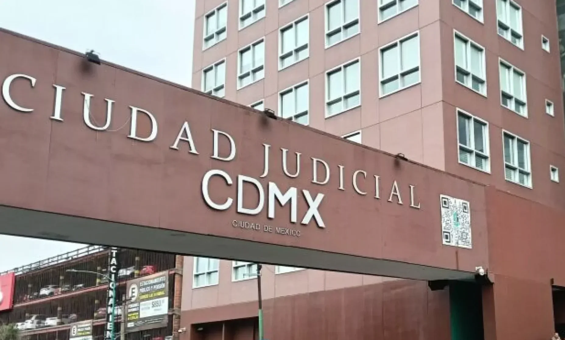 Entrada del Tribunal Judicial en la Ciudad de México, con cartel grande que dice 'Ciudad Judicial CDMX' y edificios altos en el fondo.