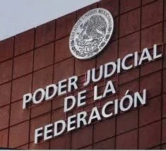 Escudo y letrero del Poder Judicial de la Federación en una pared de ladrillos.
