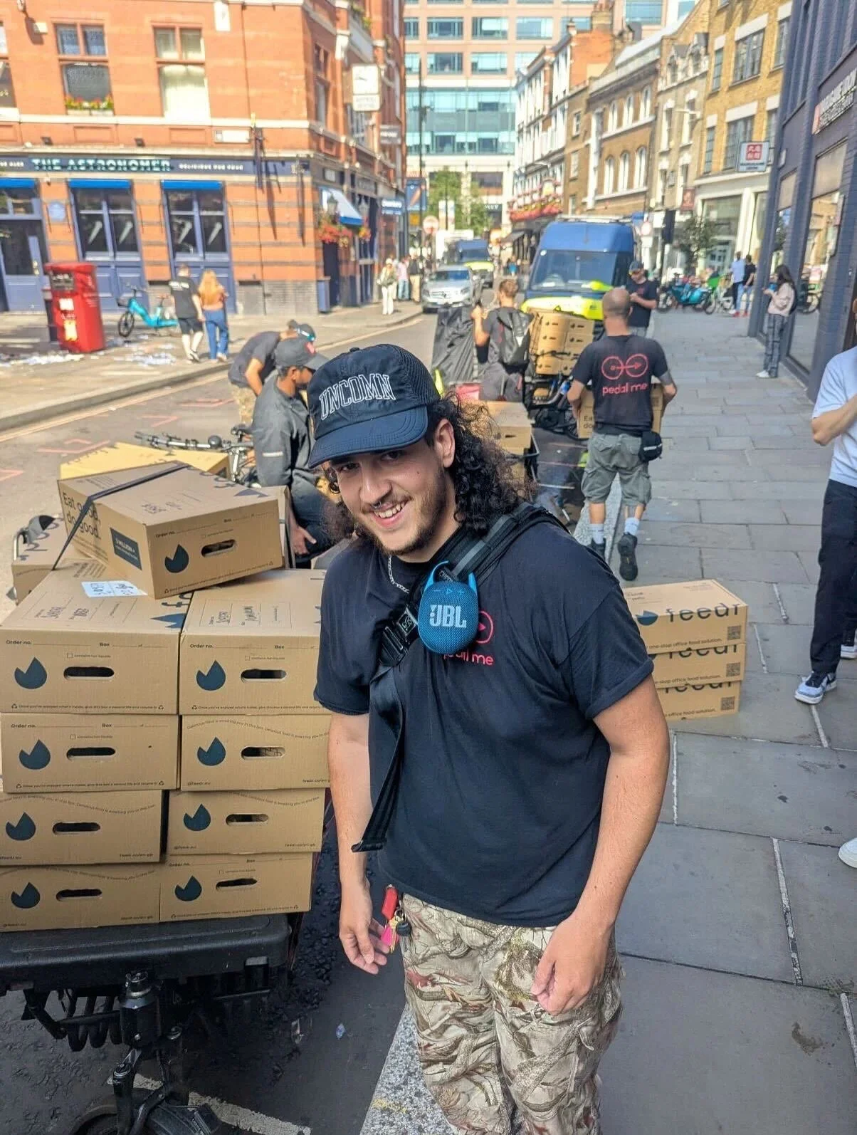 800 meals. One kitchen, one destination. We moved the lot, by bike.

It started with a restaurant kitchen working flat out. Steam rising, lids clattering, staff moving like clockwork. Packed boxes stacked higher by the minute. This wasn&rsquo;t your 