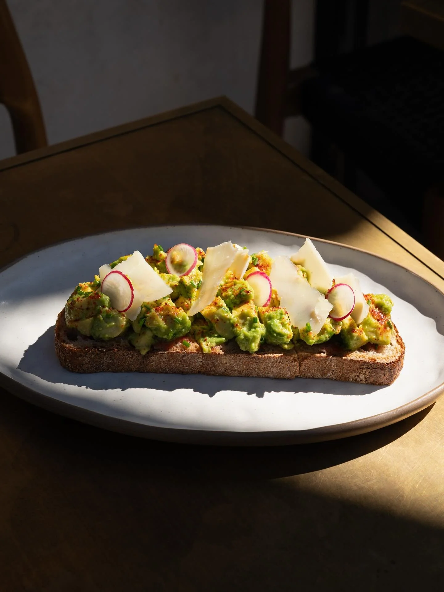 avocado toast (V)
pan con tomate, parmesan, radishes, piment d&rsquo;espelette
#zinque #breakfast #lunch #dinner