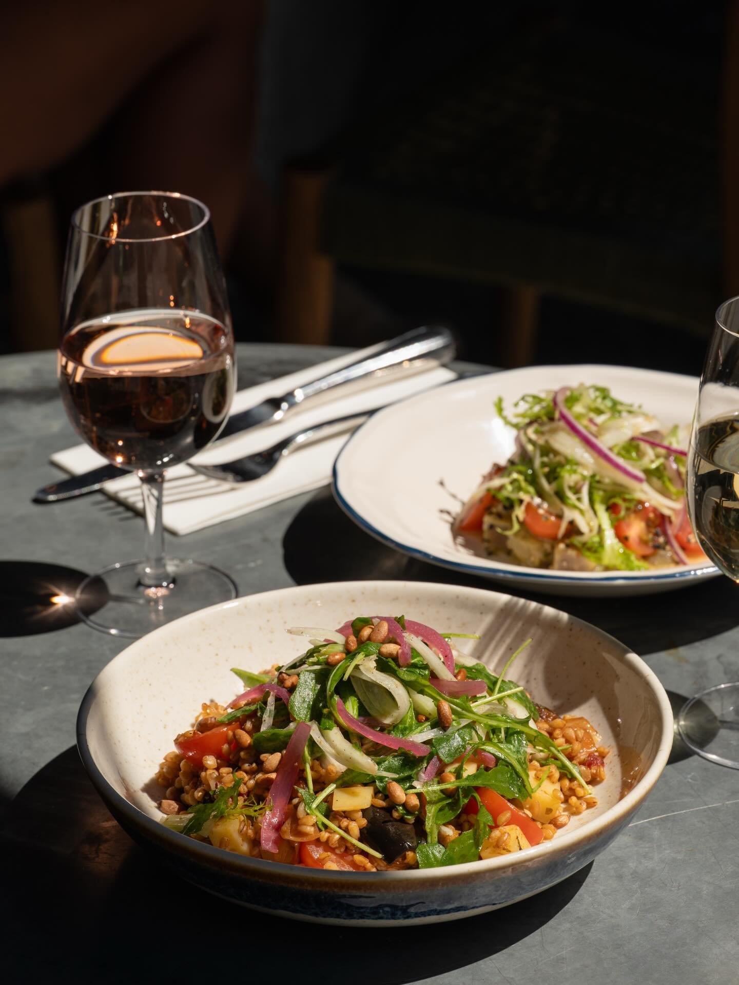 1) farro, roasted vegetables &amp; kale salad (V)
cherry tomato, comt&eacute;, arugula, fennel, pickled onions, pine nuts
2) tuna tartare
avocado, fennel, fris&eacute;e, furikake, cherry tomato, red onion, aguachile cream
#zinque #breakfast #lunch #d