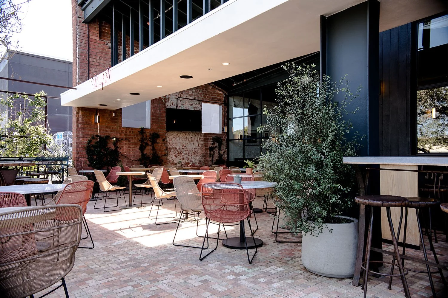 Photo of outdoor patio at zinqué, a French restaurant in Venice Beach