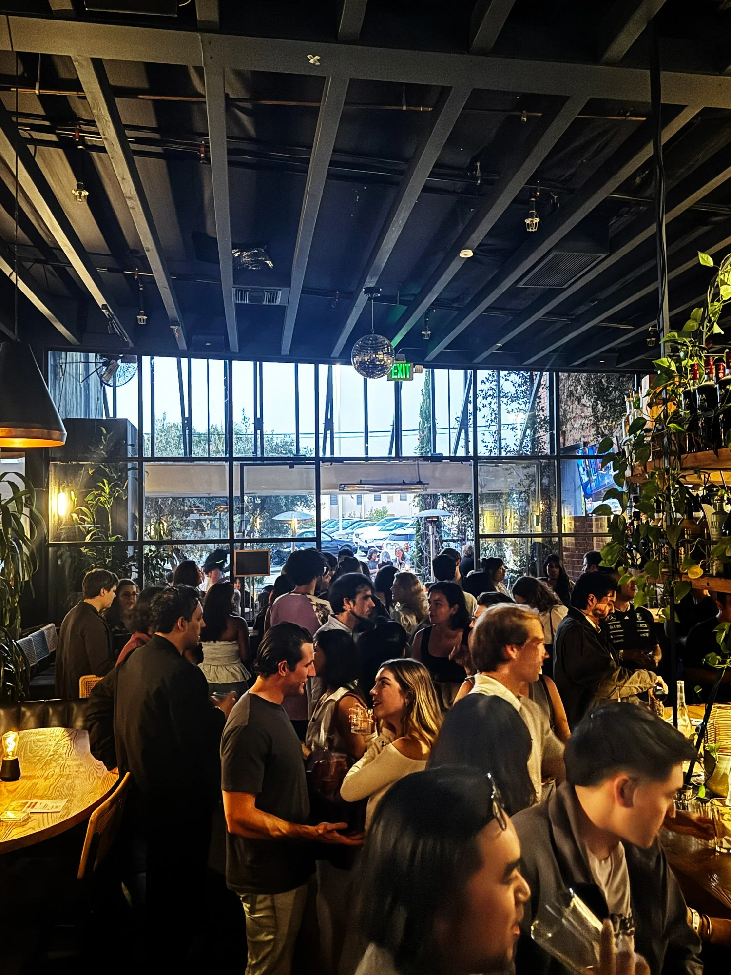 Photo of crowd at Martini Mondays singles night at zinqué Venice Beach, a French restaurant