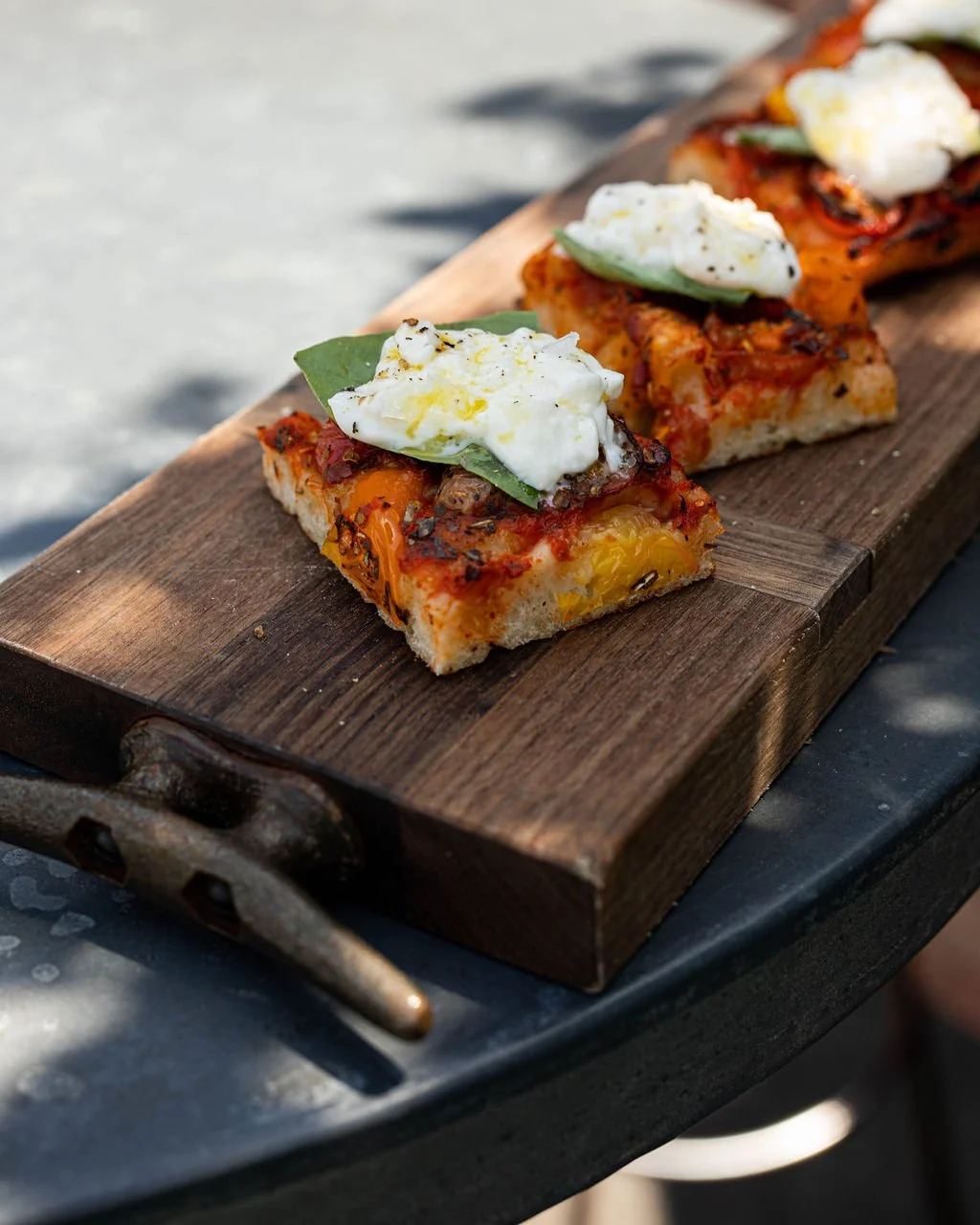 Photo of burrata roman petite pizzas at zinqué, a French restaurant