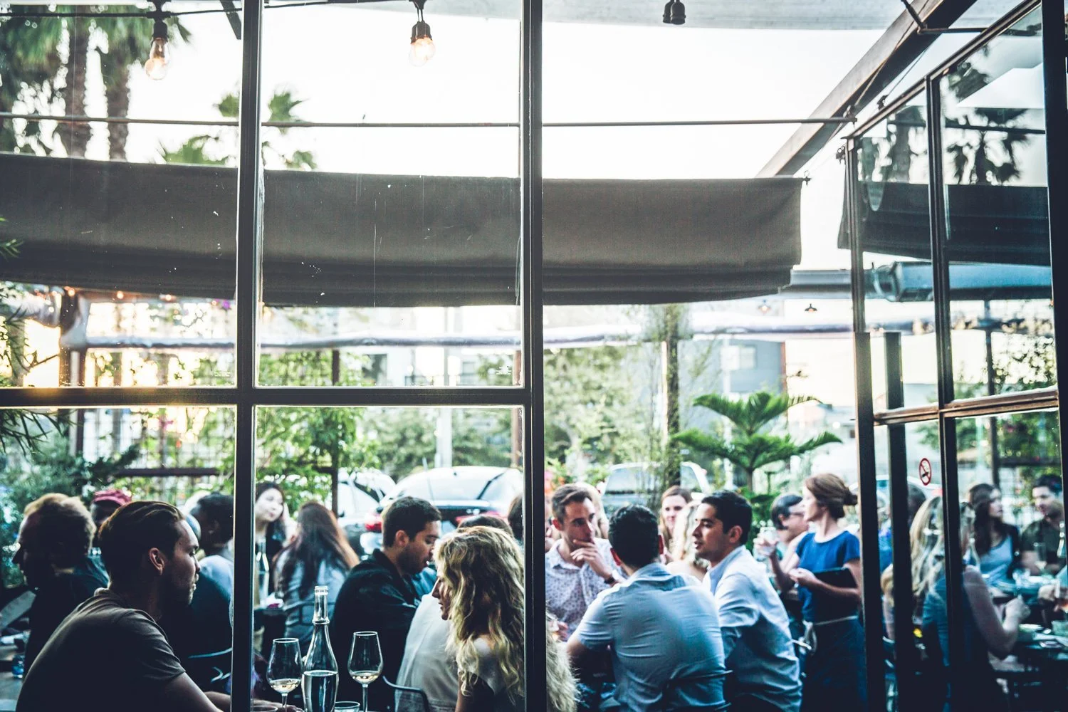 Photo pf crowd of people on outdoor patio at zinqué, a French restaurant Venice Beach