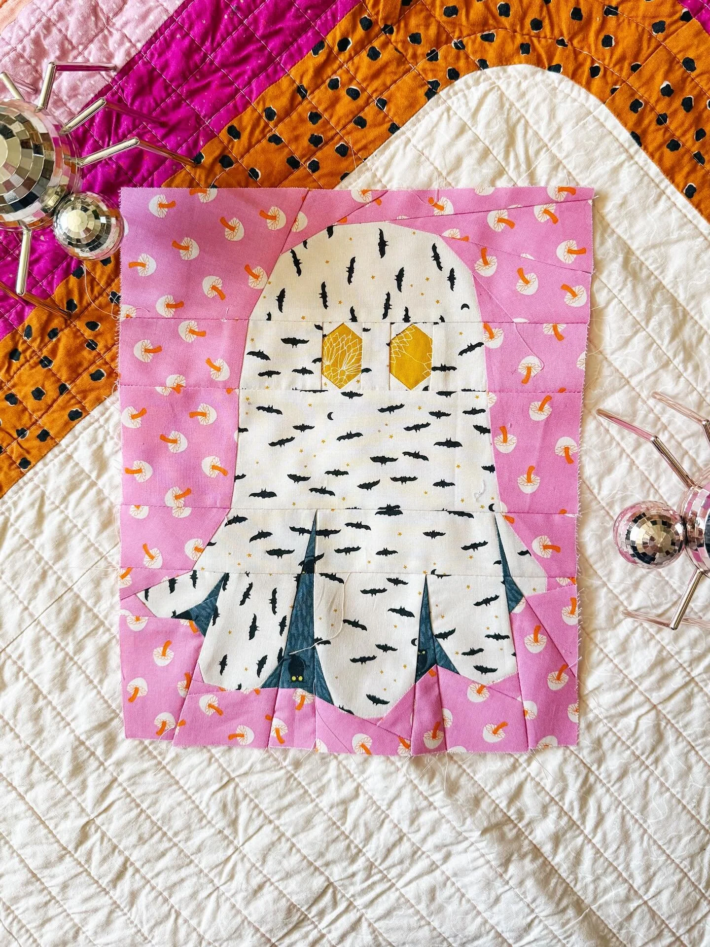 🍬🍁🎃 It&rsquo;s that tiiiiii-iiiiime 🎃🍁🍬

I&rsquo;ve been sewing a gaggle of ghosts for the last year, piecing one together whenever I&rsquo;m not sure what to work on but I know I want to sew still. I&rsquo;m almost to a dozen and closer to a f