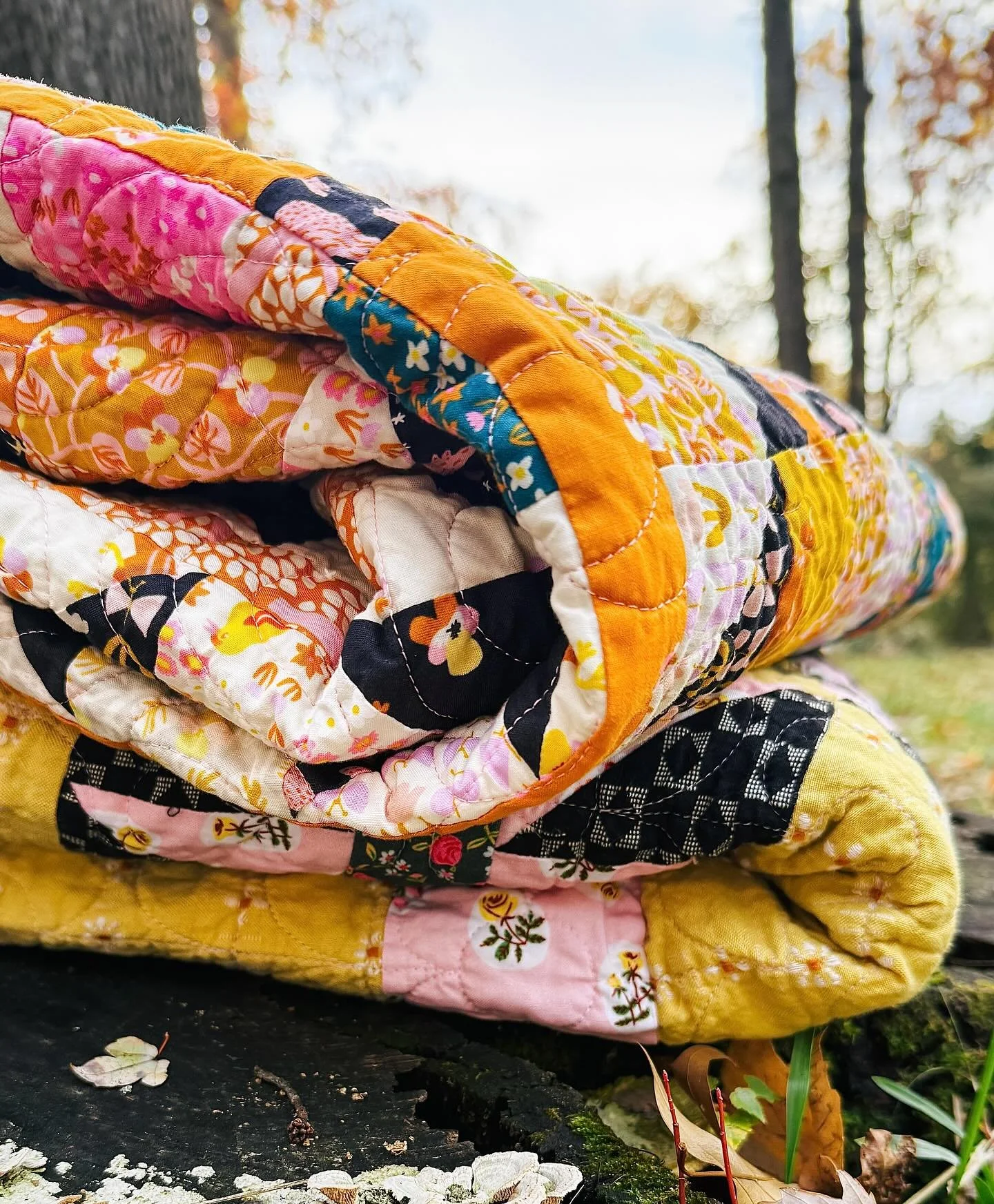 The newest MEGMADE pattern, coming this week 🍁

#waxwingquilt #megmadepatterns #newquiltpattern #rubystarsociety #birdisthewordfabric #fableismsupplyco #heatherrossfabric