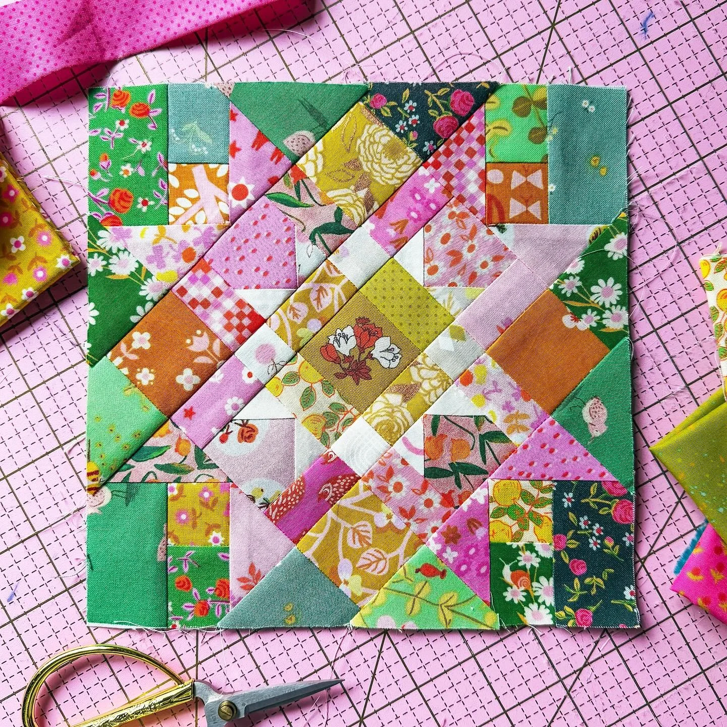 Finishing up my #sewtopiaswap project for my secret Galentine 💕 I really enjoyed making it and hope it brings them joy!

FPP pattern is the Maple Pop block from @quiltcakes 

#sewtopiagalentine26 #sewtopiagalentineswap