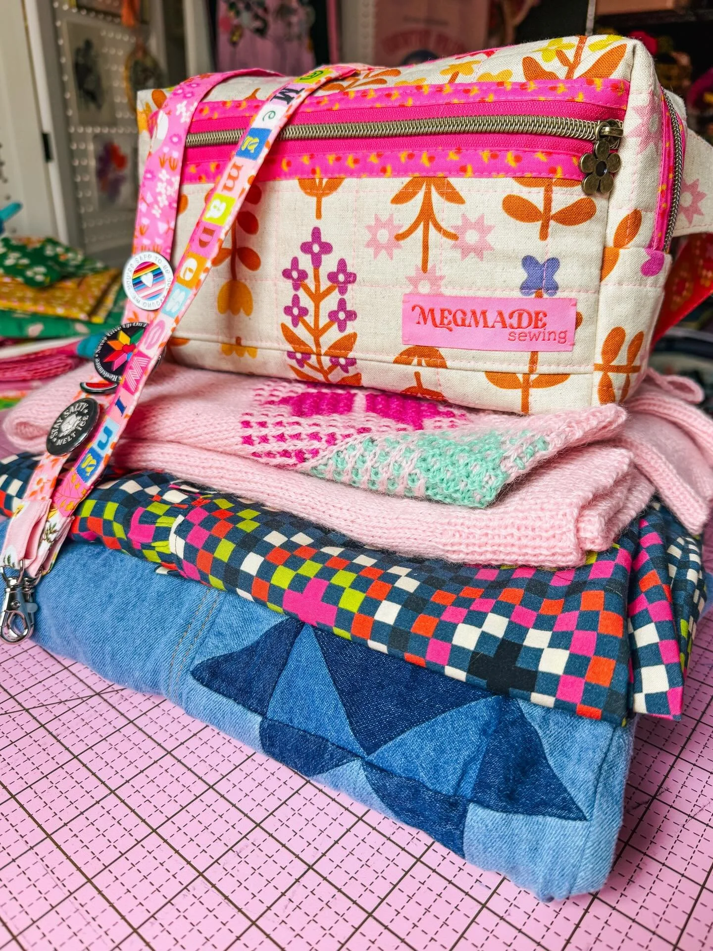 Getting ready for ⭐️QUILTCON⭐️ 
Little peek at what I made in anticipation of this week (yes I did knit a cardigan 😏) plus some of the pins I&rsquo;ll be wearing ✌🏻

This is my first time going to Quiltcon for the entire event and I&rsquo;m equally